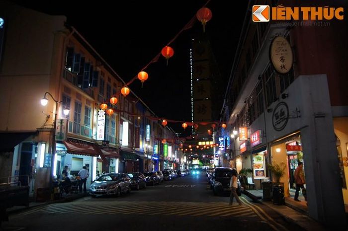 Điểm chung của các con phố ở Phố Tàu Singapore là các cửa hàng luôn mở cửa từ sáng sớm đếm đêm khuya, phía trên phố được treo những hàng đèn lồng đỏ bắt mắt.