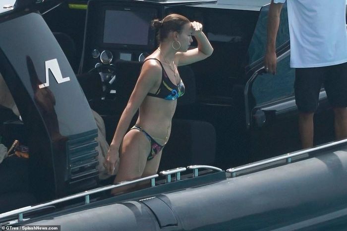 Mỹ nhân Nga diện bikini Versace khoe dáng hoàn hảo như tạc tượng.