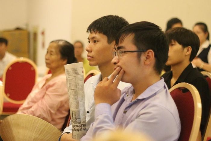 Các bạn trẻ có nhu cầu du học nghề tại Đức nghe tư vấn.