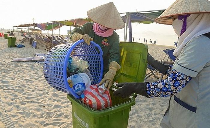 Từ đây rác sẽ được chuyển lên xe chuyên chở đi xử lý. Được biết, trung bình mỗi ngày, có xấp xỉ 6 tấn rác trên bãi biển Bãi Cháy được thu gom.