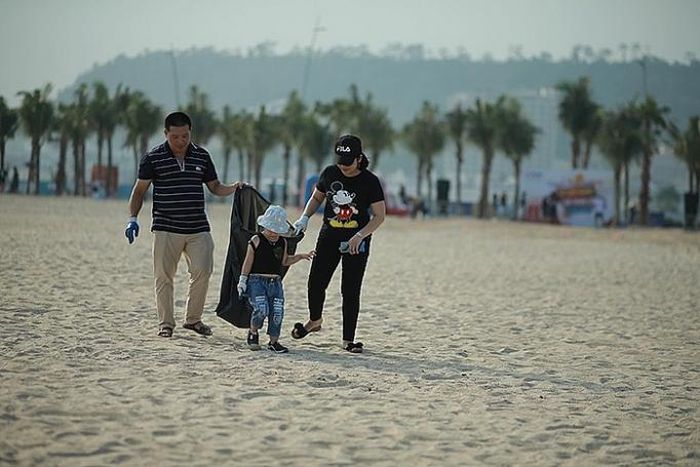 Nhiều bậc phụ huynh cho con em mình tham gia góp sức làm sạch bãi biển.