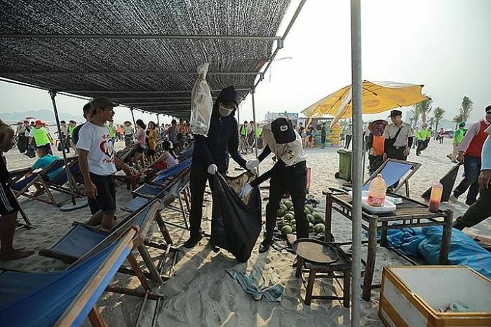 Các tình nguyện viên chia ra từng tốp để thu gom rác dọc dọc bãi biển