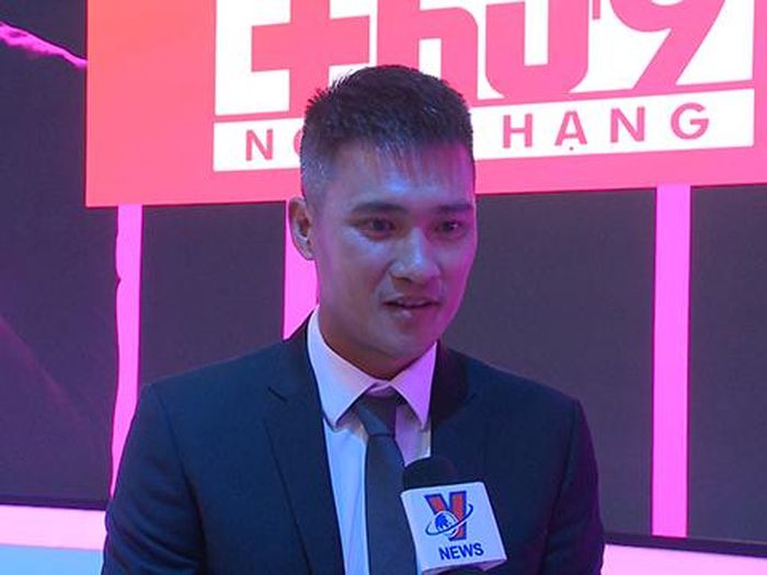 Công Vinh rất hứng khởi thử sức ở vai trò mới tại "Thứ 9 Ngoại Hạng". Ảnh: AN