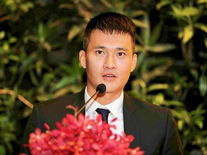 Cựu tiền đạo ĐTQG lần đầu làm người dẫn chương trình trong suốt một năm trời. Ảnh: AN