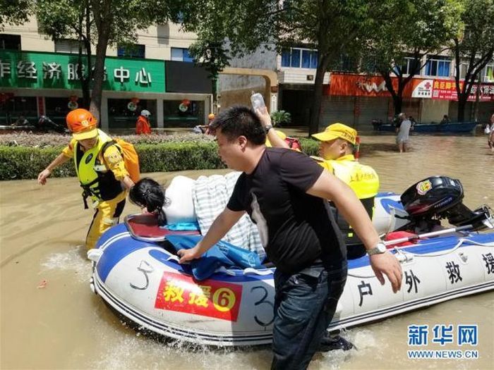 Lực lượng chức năng Trung Quốc cứu hộ người dân bị ảnh hưởng của siêu bão.