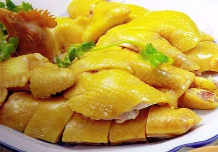 Theo Đông y, công dụng chữa bệnh của gà phù hợp với các chứng suy yếu không hấp thu được thức ăn, dạ dày bị phong hàn, trừ phong, ung nhọt, lỵ, xích bạch đới, băng huyết. Thịt gà tính ôn ngọt, không độc, có tác dụng bồi bổ cao cho người ốm lâu ngày. Ảnh minh họa: Internet
