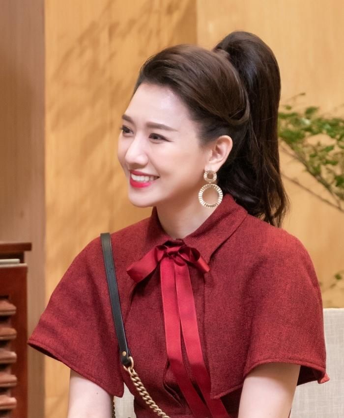 Giọng ca Hương đêm bay xa từng gặp nhiều khó khăn khi dấn thân vào showbiz trước khi nhận được sự giúp đỡ từ Trấn Thành, Tiến Đạt.