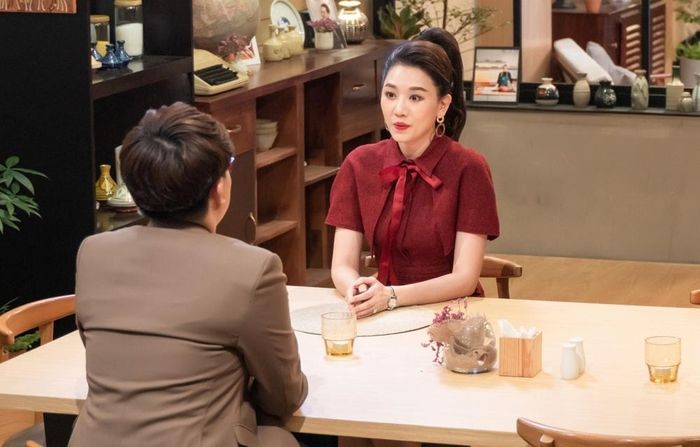 Nữ ca sĩ gặp nhiều áp lực trước cuộc hôn nhân với nam MC đình đám showbiz Việt.