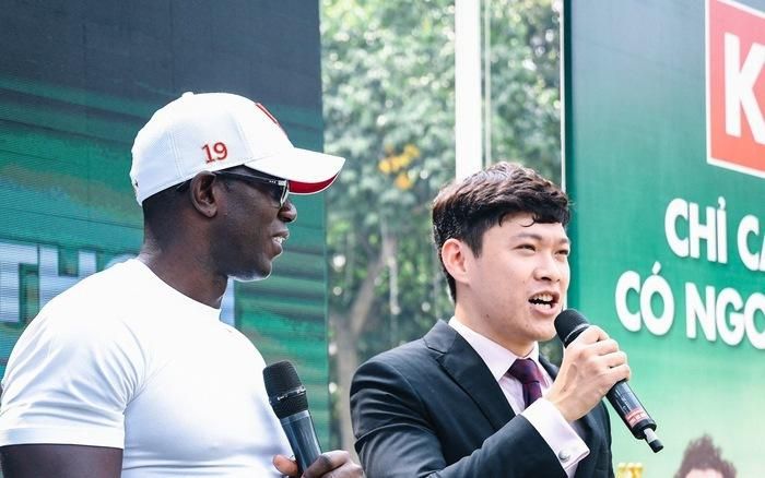Dwight Yorke đại náo trên K+...