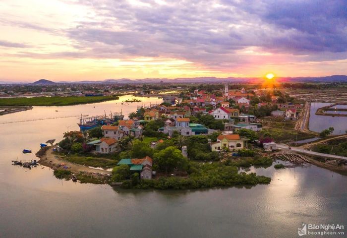 Sông Hàu uốn quanh ngôi làng Tân An, xã An Hòa (Quỳnh Lưu).