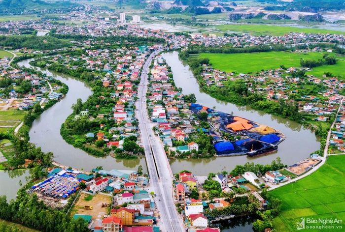 Sông Mai hiền hòa uốn khúc ôm ấp xóm làng tạo hình như chiếc đàn ghi ta hoặc vĩ cầm.