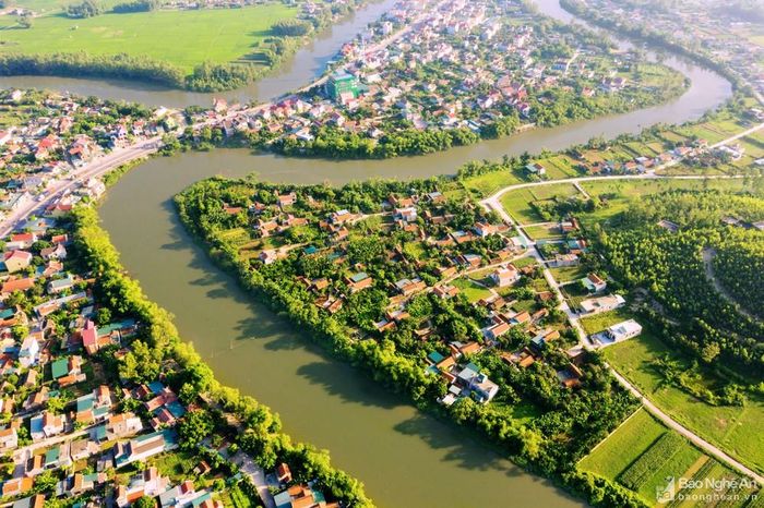 Sông Mai uốn lượn quanh co, nhìn từ trên cao thấy như một dải lụa mềm ôm ấp xóm làng trù phú.