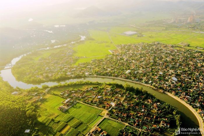 Trong ánh nắng rực rỡ, sông Mai tuyệt đẹp giữa những mảng xanh ruộng đồng và mái nhà kè sát bên nhau.