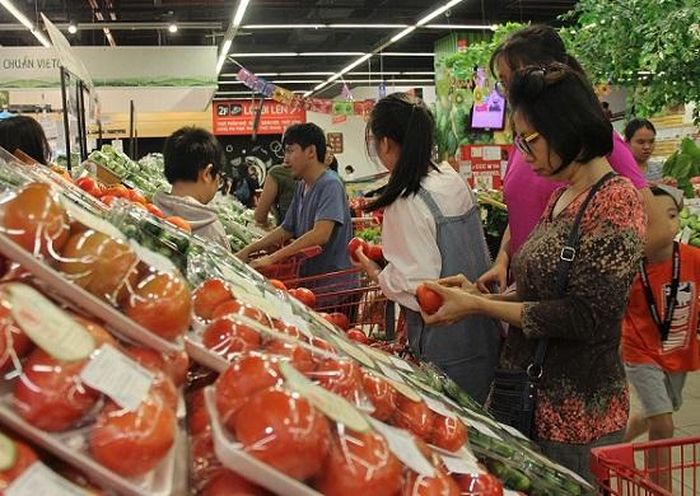 Các loại rau xanh, củ quả tại các hệ thống phân phối hiện đại đang giảm giá để thu hút khách hàng.