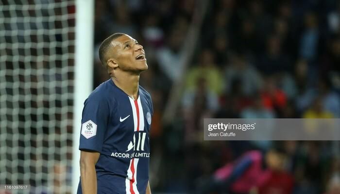 Mbappe tỏ ra ngao ngán trước hình hình của Neymar tại PSG.