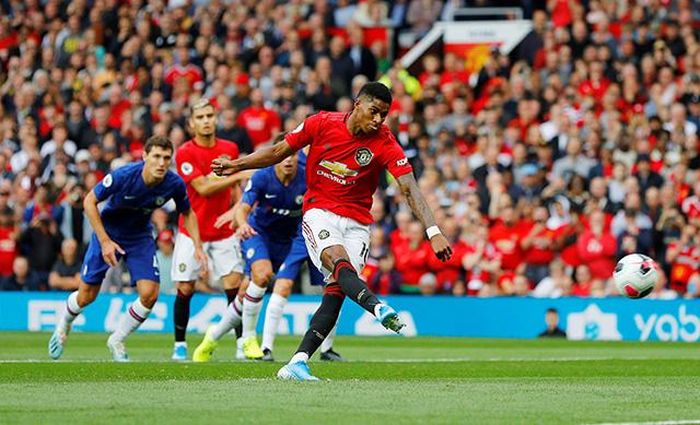 Tiền đạo Rashford của M.U bị Zouma phạm lỗi trong vòng cấm. Ngay lập tức trọng tài cho Quỷ đỏ hưởng phạt đền. Rashford là người lãnh trọng trách đá 11m và anh đã đánh bại được Kepa bằng cú sút quyết đoán đưa bóng bay thẳng vào góc cao. Ảnh: PA.