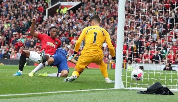 Thi đấu không thực sự lấn lướt Chelsea, song M.U lại giành được thắng lợi tưng bừng trong ngày cột dọc và xà ngang đã giúp cho đội chủ nhà thoát được 2 bàn thua trông thấy. Ảnh: News Group Newspapers Ltd.