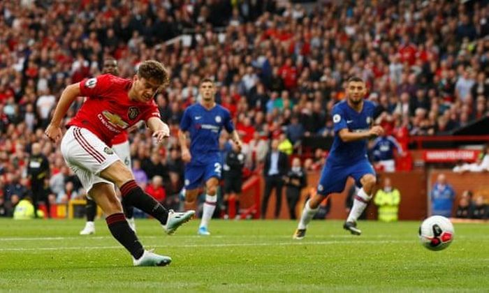 Trận đại chiến giữa Man Utd và Chelsea trên sân Old Trafford vào đêm qua thực sự làm mãn nhãn những người yêu bóng đá khi hai đội trình diễn lối chơi "tấn công rực lửa" ngay từ đầu. Ảnh: Action Images via Reuters 