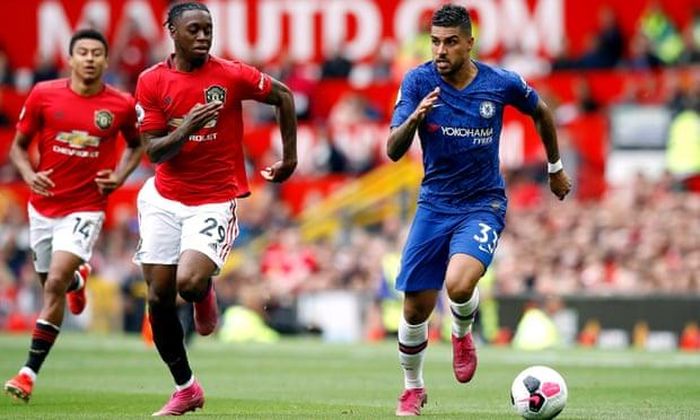 Chelsea (áo xanh) dù phải chơi trên sân khách như đã chiếm lĩnh thế trận trong những phút đầu. Ảnh: PA
