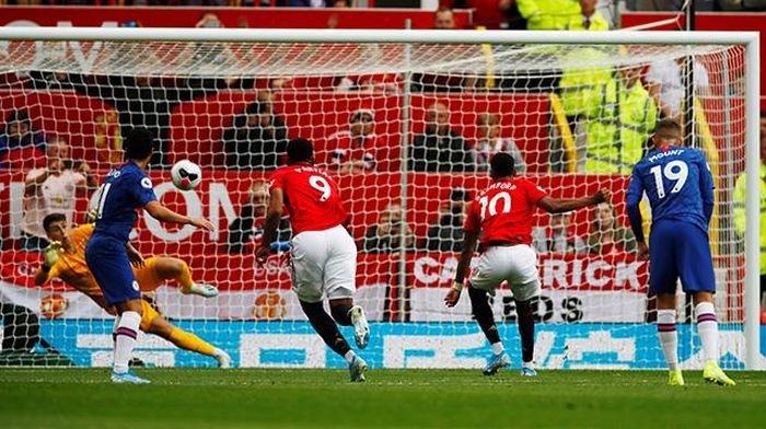 Tuy nhiên khi mà đội khách còn chưa tìm được đường vào khung thành De Gea thì họ bất ngờ thủng lưới. Ảnh: Reuters.