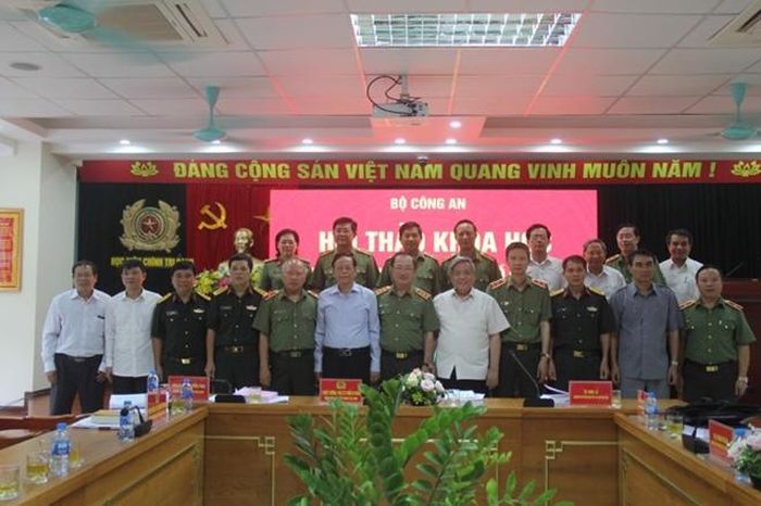 Thứ trưởng Nguyễn Văn Thành với các đại biểu dự Hội thảo