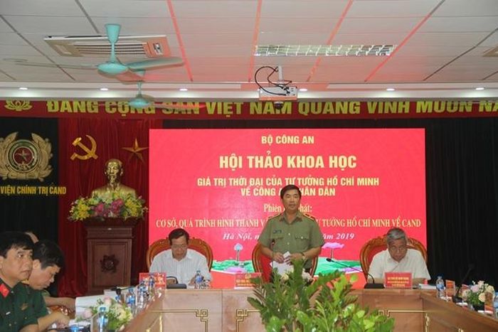 Thiếu tướng Trần Vi Dân, Giám đốc Học viện Chính trị CAND và GS.TS Vũ Minh Giang, Chủ tịch Hội đồng khoa học, ĐHQGHN và TS Chu Đức Tính, nguyên Giám đốc Bảo tàng Hồ Chí Minh đồng chủ trì phiên thảo luận