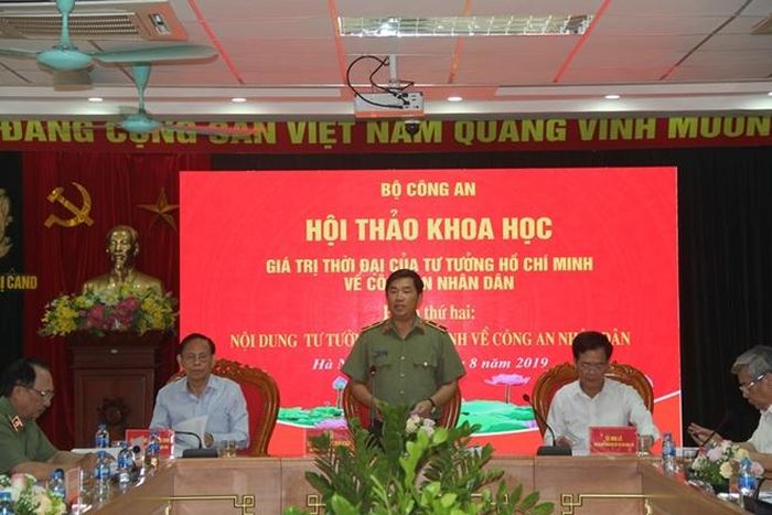 PGS.TS Nguyễn Hồng Vinh, nguyên Tổng Biên tập Báo Nhân dân và TS Nhị Lê, nguyên Phó Tổng Biên tập Tạp chí cộng sản cùng Thiếu tướng Trần Vi Dân chủ trì phiên thảo luận