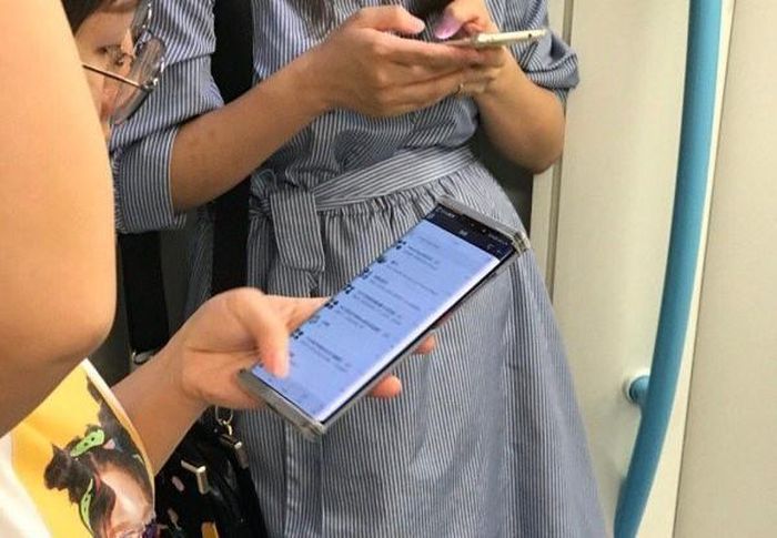 Chiếc Mate 30 Pro xuất hiện trên tàu điện ngầm tại Trung Quốc. Ảnh: Gizmochina.