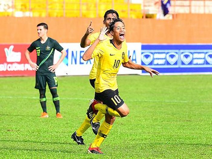 Sự hời hợt ở khâu phòng ngự U18 Australia cùng tốc độ của tiền đạo trẻ Luqman giúp số 10 của Malaysia lập cú đúp vào lưới đối thủ chỉ sau 20 phút hiệp 1. Ảnh: VFF