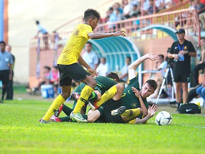 U18 Australia (xanh) ngã ngựa trước U18 Malaysia đúng kịch bản để loại U18 Việt Nam. Ảnh: VFF