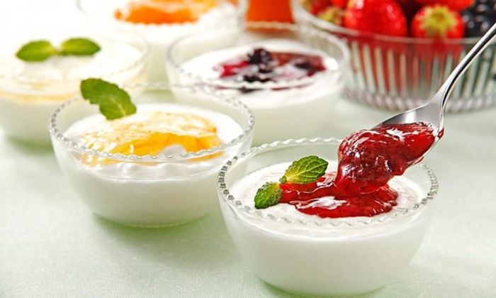 Sữa chua mang lại nhiều lợi ích cho sức khỏe do hàm lượng vi khuẩn sinh học sống và hàm lượng canxi. Một cốc sữa chua nguyên chất, không đường cung cấp 30% RDI cho canxi, trong khi sữa chua ít béo có 45% RDI canxi trong một cốc. Ảnh minh họa: Internet