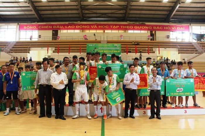 Trao cúp vô địch cấp trung học cơ sở cho đội Bình Định