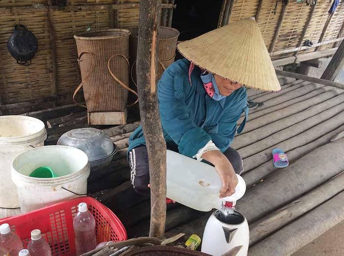 Người dân làng Jun (xã Yang Bắc) phải dùng rất nhiều vật dụng để dự trữ nước mưa phục vụ sinh hoạt. Ảnh: Nguyễn Hiền
