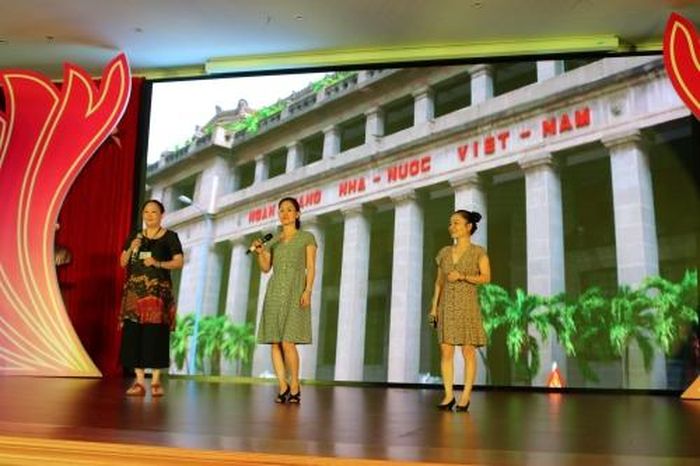 Tốp nữ trình bày bài Tình yêu ngân hàng