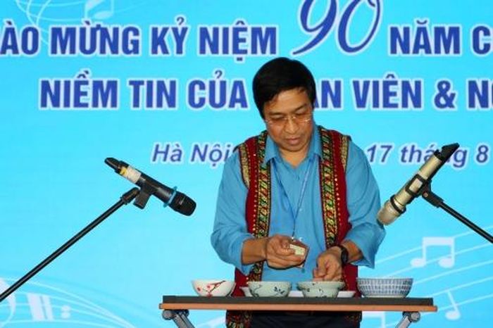 Tiết mục đánh đàn bát của Công đoàn Ngân hàng Việt Nam