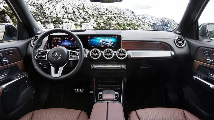 So với GLA và GLC, GLB 2020 có giá ở khoảng giữa. GLA khởi điểm từ 33.964 USD, GLC từ 51.717 USD tại thị trường Đức. Cũng hai model này tại Mỹ có giá lần lượt 33.950 USD và 40.700 USD.