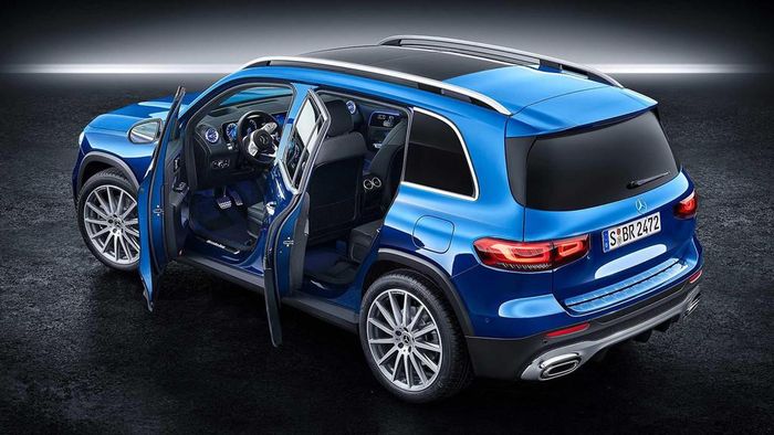 GLB 2020 có thể cạnh tranh với Audi Q3 và BMW X1. Tuy nhiên, BMW X1 bản tiêu chuẩn khởi điểm chỉ từ 36.639 USD, rẻ hơn đáng kể, trong khi Audi Q3 2020 từ 43.249 USD, cao hơn không đáng kể.