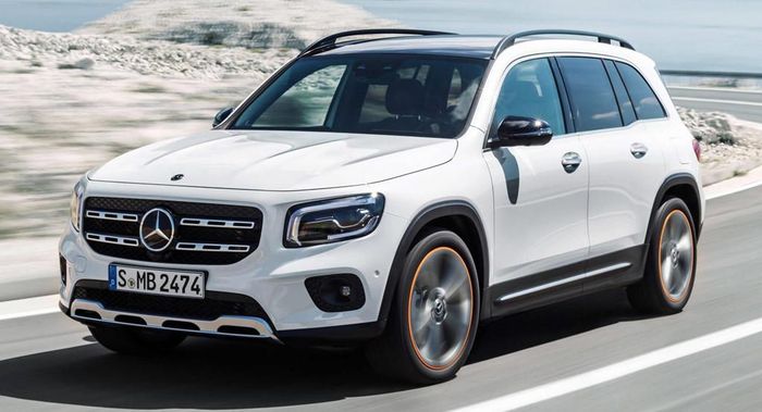 Ngoài ra, Mercedes-Benz còn cung cấp gói tùy chọn GLB Edition 1 (10.133 USD) với mâm hợp kim 20 inch, chấu màu cam, nội thất da nâu bahia với chỉ khâu đỏ san hô và gỗ óc chó cao cấp.