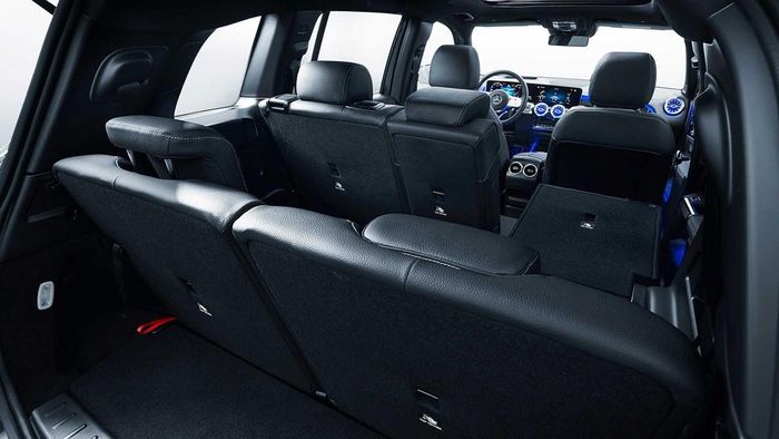 Model trang bị hệ dẫn động 4Matic AWD sẽ có gói off-road tiêu chuẩn (Offroad Engineering Package), tính năng hỗ trợ lái khi xuống dốc Downhill Speed Regulation (DSR), thêm chế độ lái và đèn off-road.