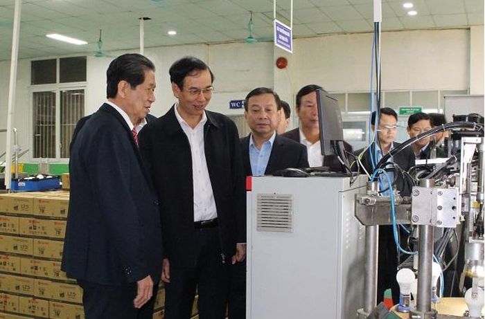 Phó Bí thư Thành ủy Đào Đức Toàn làm việc với Công ty CP Bóng đèn phích nước Rạng Đông. Ảnh: Trần Long