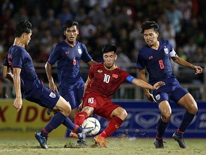 Đội trưởng Công Đến bất lực trước chiếc xe buýt dựng trước cầu môn đội khách. Ảnh: Tuấn Hữu