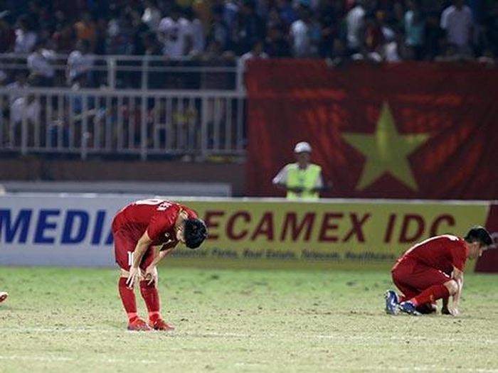 Sự thất vọng của cầu thủ chủ nhà khi không còn quyền tự quyết vé vào bán kết. Ảnh: Tuấn Hữu
