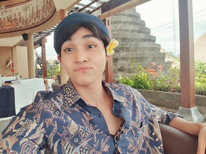 Jun Phạm đăng hình chụp ở Bali, Indonesia và hài hước viết: “Đã đến Bali và được các sơn nữ tặng cho một bông hoa sứ thơm lừng cài lên mái tóc”.