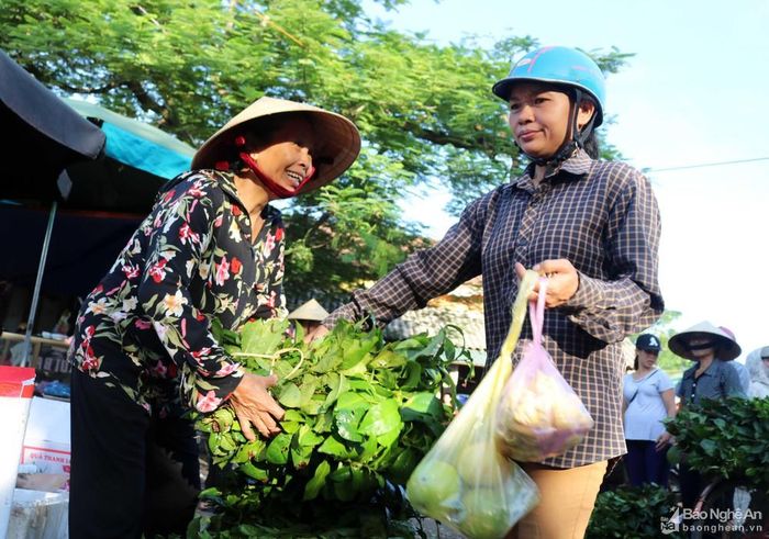 Sau những tháng ngày hạn hán, chè xanh lại đắt khách chợ quê ngày Rằm.