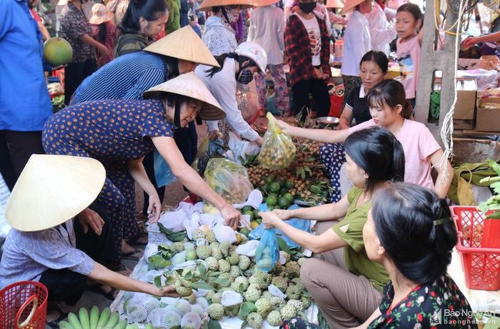 Không khí mua bán ở chợ quê ngày Rằm khá tấp nập. Trong ảnh: Hàng hoa quả chợ Cồn xã Thanh Dương (Thanh Chương)