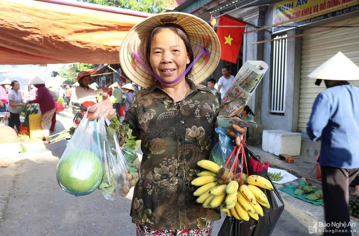 Ngày Rằm tháng Bảy đã đi vào tâm thức người Việt từ thuở xa xưa và dường như ngày càng lan tỏa rộng hơn. Không khí đón rằm đang nhộn nhịp ở chợ quê. Nhà nhà hối hả mua sắm cho ngày lễ Tết Trung nguyên - Rằm tháng Bảy chu tất vui tươi và ấm cúng.