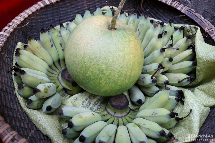 Một thúng quà quê được các mẹ, các chị đem đi chợ ngày Rằm.