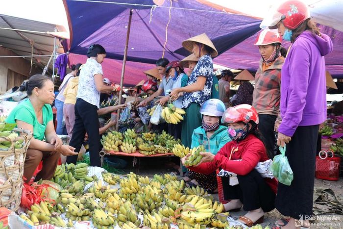 Hoa quả, trầu cau là những lễ vật quan trọng để cúng Rằm, dù hiếm hay đắt đến đâu, nhà nào cũng phải sắm cho bằng được.