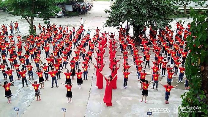 Một hoạt động ngoại khóa của giáo viên và học sinh huyện Thanh Chương. Ảnh: PV
