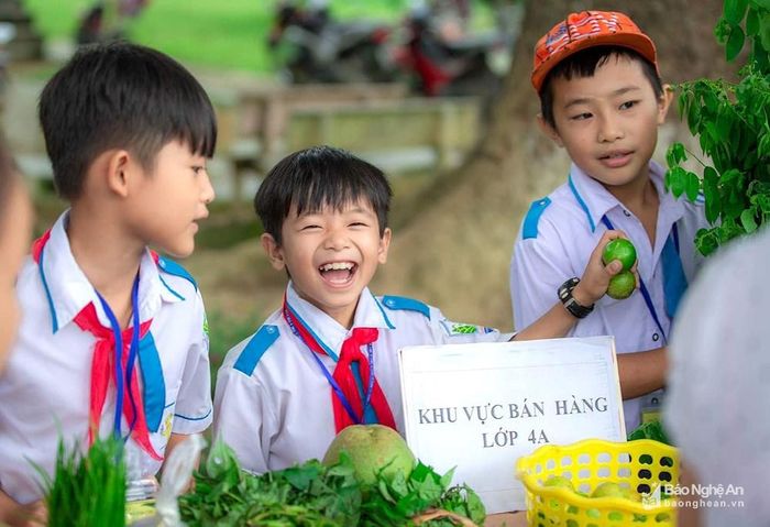 Tiết học trải nghiệm của học sinh Trường Tiểu học Thanh Chi - Thanh Chương. Ảnh: PV